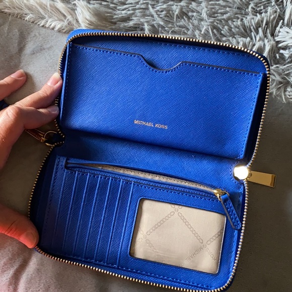 Micheal Kors Wallet. - Picture 2 of 2